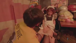 Cô gái 19 tuổi có làn da trắng, bộ ngực đẹp và một cô bé hồng không lông đưa bạn thân của mình vào cuộc vui tay ba, thay phiên nhau cưỡi lên người bạn và thúc mạnh...