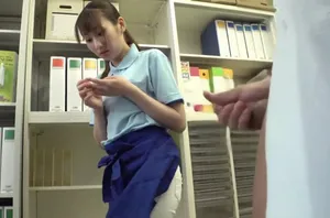 Cô trưởng phòng không mặc áo lót và anh nhân viên may mắn