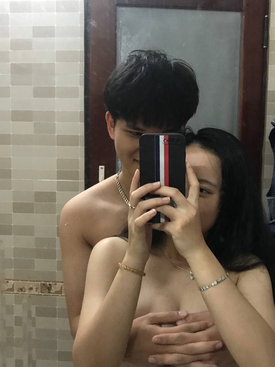 Một nhóm thanh niên nam nữ tụ tập lại để quan hệ tình dục. Cảnh tượng này dâm dục như trong phim bom tấn của Nhật Bản. Cô gái có vòng ba to mặc đồng phục học sinh la hét nhiều nhất và lên đỉnh nhiều lần...