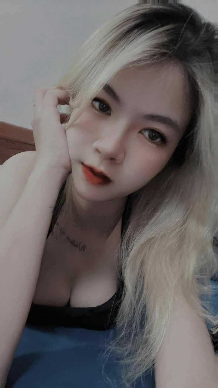 Thanh niên cơ hội khi ngủ chung phòng với quản lý nữ khó tính đang say xỉn